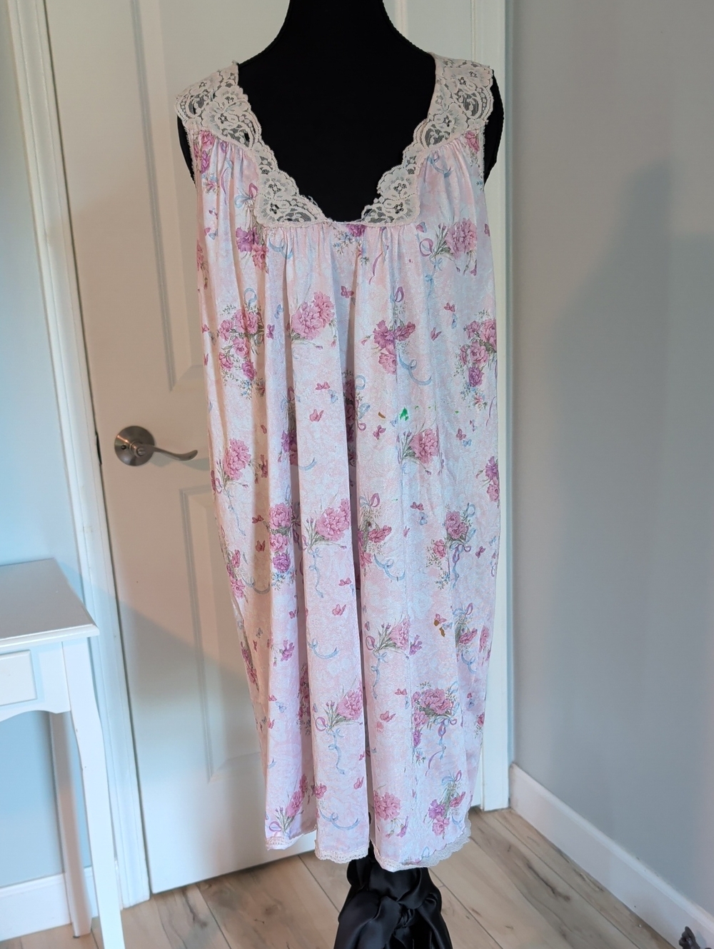 Vintage 80's Vanity Fair Floral Lace-Trim Nightgown